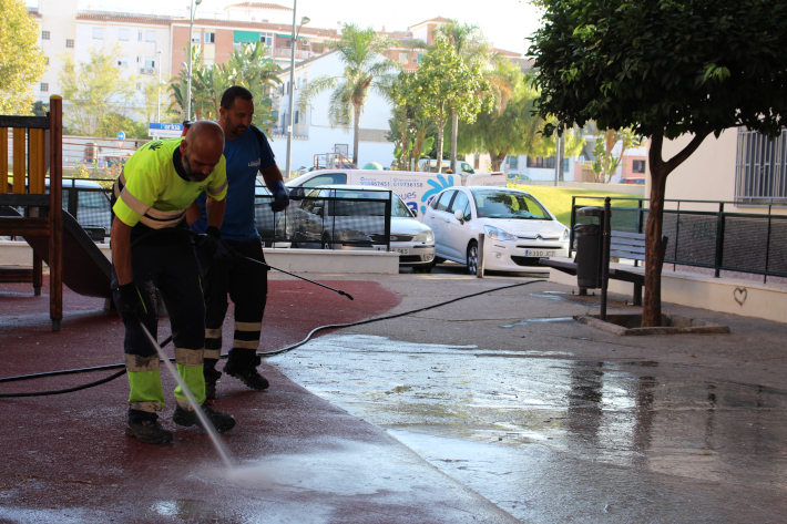 El Ayuntamiento continua el plan de choque para limpiar en profundidad los barrios de Motril